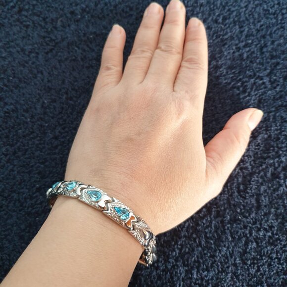 Gorgeous Silver Linked Bracelet with Blue Teardrop Crystal Rhinestones - Picture 7 of 17